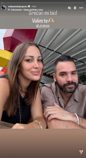 FOTOGRAFIJA ARIJE ŽIVOJINOVIĆ IZ PORODIČNOG DOMA ODUŠEVILA SVE Devojčica je već našla omiljenu osobu, drži je za ruku i ne pušta! (FOTO)