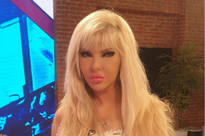 SKINULA SE JAMI U 59. GODINI! Pevačica šokirala izgledom, svi komentarišu jedno (FOTO)