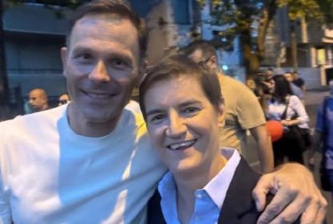 PRIJATELJI PROTIV BLOKADA! Ana Brnabić i Siniša Mali zagrljeni na Voždovcu (FOTO)