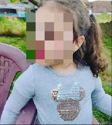 POTRESNO! MAJKA HTELA DA IZBEGNE PSA NA PUTU, PA JOJ ĆERKICA (3) ISPALA IZ KOLA Vozilo priklještilo devojčicu, nije joj bilo spasa!