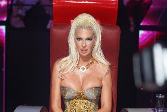 KARLEUŠA BEZ GAĆICA STIGLA NA SNIMANJE PINKOVIH ZVEZDA Haljina otkrila sve atribute, pop diva u vrelom izdanju (VIDEO)