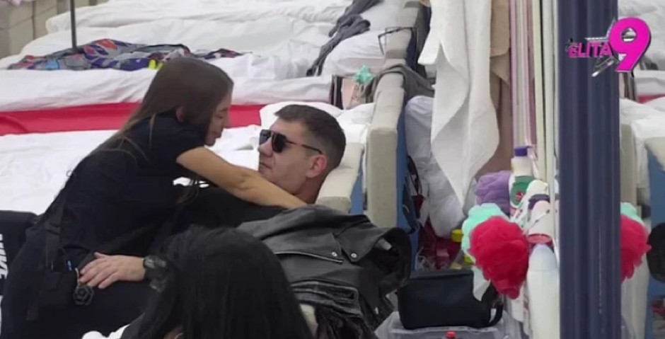 ''OSEĆAM SE LOŠE'' Oglasila se majka zadrugarke koja je ušla u vezu sa Ivanom Marinković, zbog njenih reči bi Sara zaplakala (FOTO)