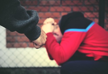 UDARAO MALOLETNIKA, NANEO MU TEŠKE POVREDE Jeziva scena u Crnoj Gori