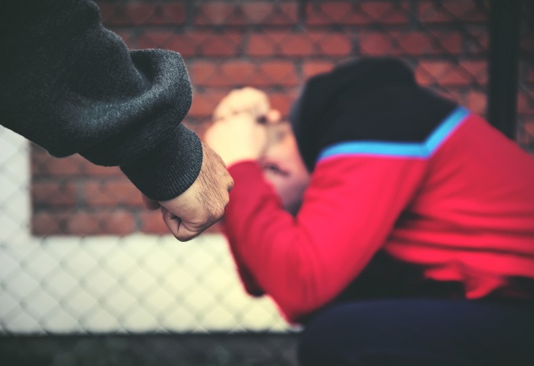 UDARAO MALOLETNIKA, NANEO MU TEŠKE POVREDE Jeziva scena u Crnoj Gori