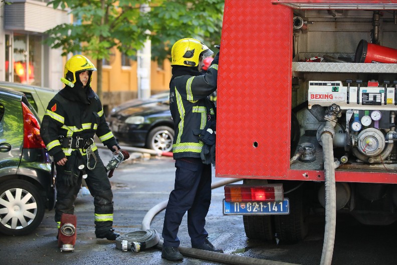 PLAMEN PROGUTAO I STAN HASANA DUDIĆA! Žena (70) svećom izazvala požar u Ustaničkoj ulici