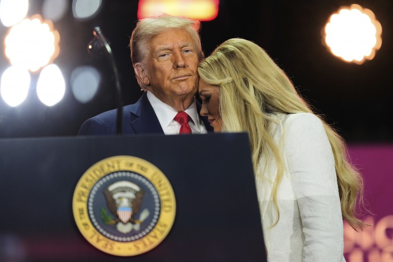 "TU SE RAZLIKUJEMO, JA IH MRZIM" Zavetničke poruke na komemoraciji Kirku: Mučenik, njegova misija će postati još snažnija