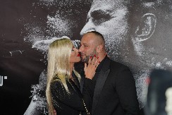 OVA FATALNA PLAVUŠA JE ŽENA DADA POLUMENTE! 11 godina je mlađa od njega, njen izgled muškarce dovodi do ludila (FOTO)