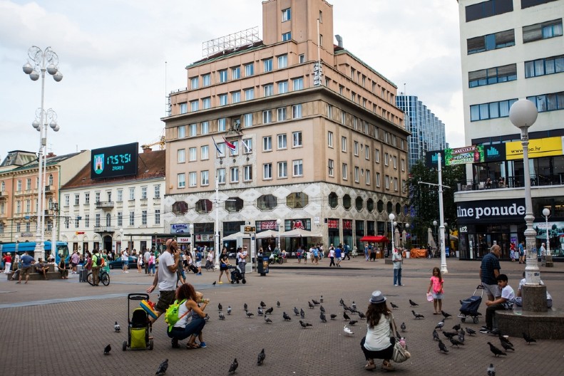 HRVATI BI DA OSTARE S RODITELJIMA Mladi u EU napuštaju roditeljski dom u proseku sa 26,2 godine, u Hrvatskoj sa 31,3
