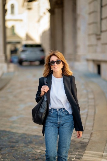 ODLEPIĆETE KOLIKO DOBRO IZGLEDA! Nisu ni farmerke, ni pantalone, ni suknja, čizme uparite s ovim komadom i bićete boginja!