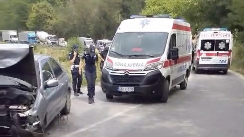 STRAVIČAN SUDAR AUTOMOBILA I HITNE POMOĆI Neoprezni vozač udario u sanitet - svi lekari TEŠKO POVREĐENI!