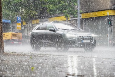 VAŽNO OBAVEŠTENJE ZA VOZAČE! Mokri kolovozi, oglasio se i AMSS i UPOZORIO na ovu pojavu