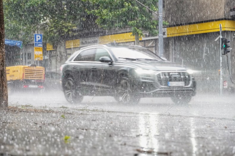 VAŽNO OBAVEŠTENJE ZA VOZAČE! Mokri kolovozi, oglasio se i AMSS i UPOZORIO na ovu pojavu