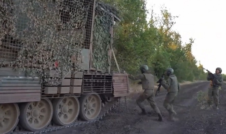 RUSI ZAROBILI AMERIČKE GRDOSIJE Hitno povlačenje Ukrajinaca, evo šta su zatekli (VIDEO)