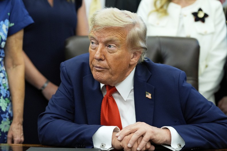 TRAMP DOLAZI NA HITAN SASTANAK AMERIČKE VOJSKE Šta li se ovo sprema?!