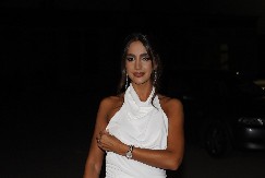 PROVOKATIVNI SELFI ANĐELE ĐURIČIĆ U LIFTU! Ogroman prorez na grudima i bez brushaltera (FOTO)