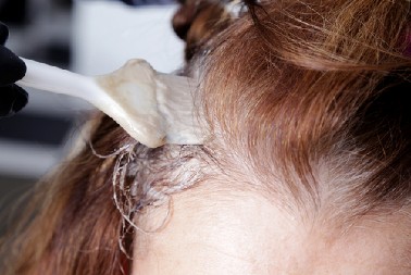 7 GREŠAKA KOJE PRAVITE KADA SE FARBATE KOD KUĆE Jedna stvar je ubitačna, zbog ovoga boja neće dobro da se uhvati za dlaku