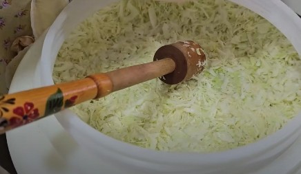 DOSTA STE TO RADILI POGREŠNO, EVO PRAVOG NAČINA Kako se seče kupus za salatu, kako ga treba začiniti?