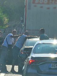 DRAMA U SURČINU Mladić napao policajca, pa progutao kesicu droge!
