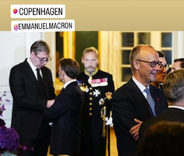 VUČIĆ NA VEČERI KOJU ORGANIZUJU DANSKI KRALJ I KRALJICA Predsednik Srbije se sreo sa Makronom