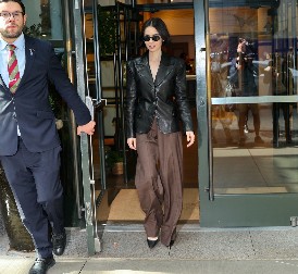 PANTALONE U JESENJOJ NIJANSI Srpkinje su apsolutno opsednute ovom bojom, kažu da je lepša od crne