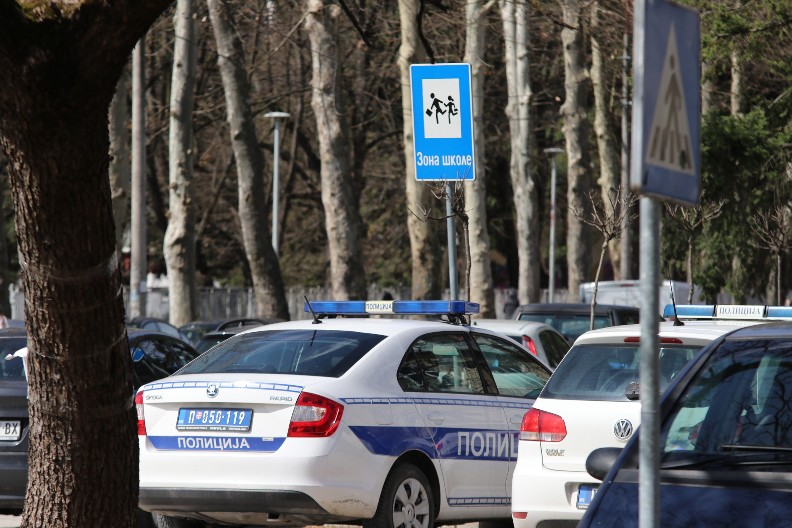 SVAĐA OKO PARKINGA SE PRETVORILA U KRVOPROLIĆE U RAKOVICI Muškarac izboden nožem u grudi, hitno prevezen u Urgentni centar
