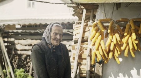 "SMIŠLJAJU KAKO DA ME PROGLASE LUDOM" Veru pod stare dane, snaha i sin žele da izbace iz kuće, a iza svega se krije mučna priča