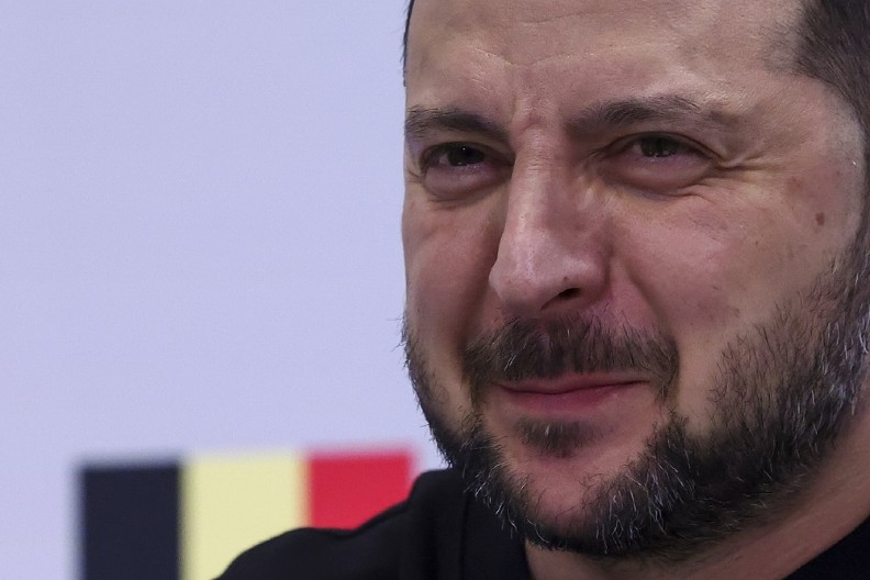 POZNATI I CENJENI POLITIKOLOG RUŠI UKRAJINSKE SNOVE "Zaboravite na smrtonosno američko oružje, to je lažna vest! Evo zašto!"