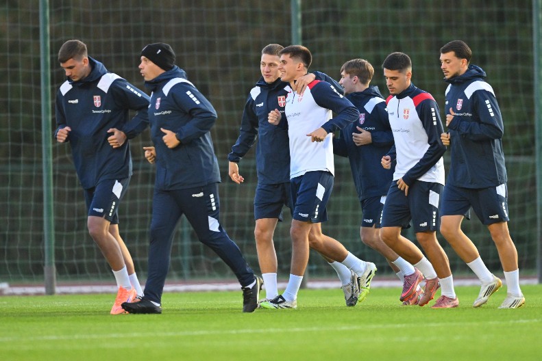 NIKAD JEČE REČI Svi živimo da igramo za našu zemlju