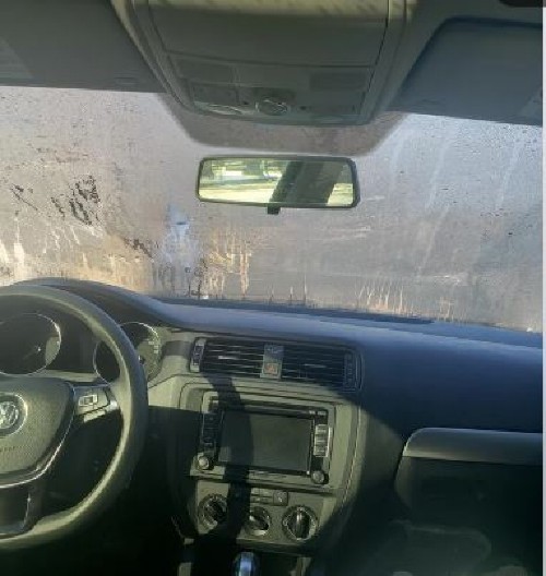 NEĆETE VEROVATI KOLIKO JE JEDNOSTAVAN Jedan predmet u vašem autu rešava problem zamagljenih stakala