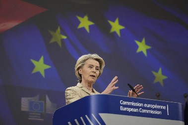 EVROPSKI PARLAMENT IZGLASAO POVERENJE URSULI FON DER LAJEN!