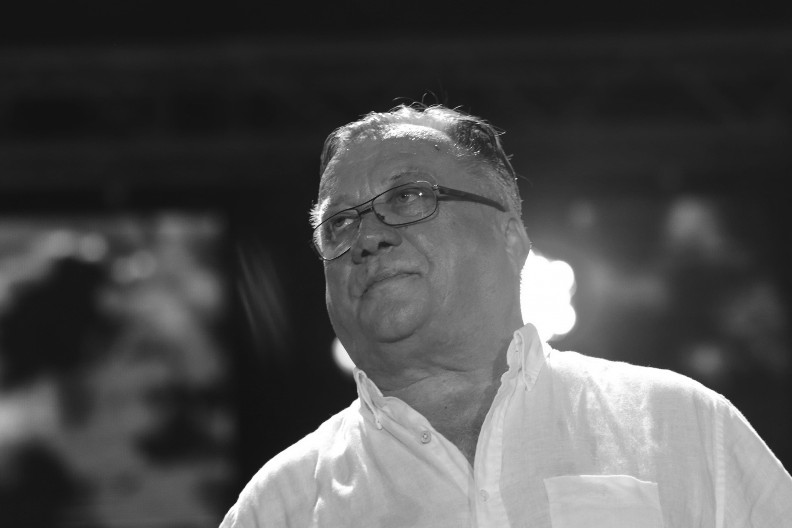 "KAO DA JE CELI SVET UGLEDAO NA DLANU" Evo šta je Halid Bešlić tražio neposredno pred smrt, komšinica mu ispunila poslednju želju!