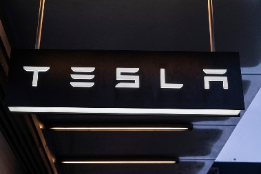 Maskova Tesla pod istragom – milioni vozila na proveri zbog sistema samostalne vožnje