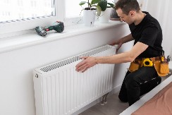 TRIK KOJI ŠTEDI BLIZU 200 EVRA NA GREJANJU TOKOM ZIME Majstori ćute, a većina domaćinstava ovo može da uradi sama – za manje od pola sata