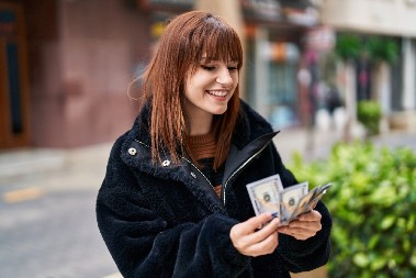 MONAH OTKRIVA KOJI LJUDI UVEK IMAJU NOVCA Bog blagosilja njihova dobra dela