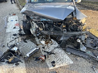 ĆETRI OSOBE POVREĐENE U SUDARU Automobil sleteo s kolovoza i udario u dve bandere