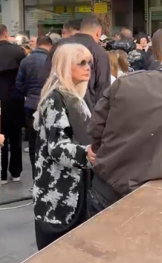 HANKA PALDUM ODALA POČAST HALIDU BEŠLIĆU! Nepregledna kolona ljudi u Sarajevu plače zbog pokojnog pevača (VIDEO)