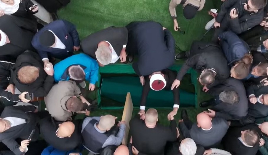 HALIDOV SIN UŠAO U GROB Dino slomljen od bola, a Bešliću ispunjena poslednja želja! (VIDEO)
