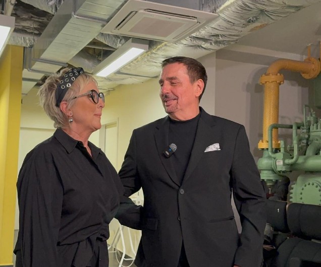 HAOS NA KEBINOM KONCERTU! Pevač dobio poklon, a onda usledilo ovo! (VIDEO)