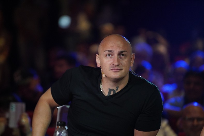 "TREBA DA PEVAŠ KAO DA IMAŠ RAK GRLA" Monstruozna izjava u Pinkovim zvezdama, žiri skočio na Desingericu, javnost šokirana (VIDEO)