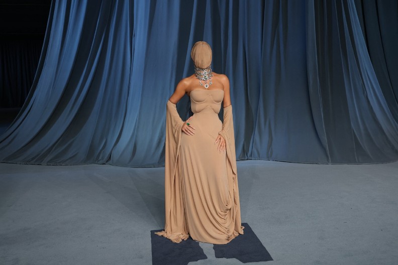 KIM KARDAŠIJAN KRIJE NEUSPELU OPERACIJU? Pojavila se na crvenom tepihu sa maskom preko celog lica!