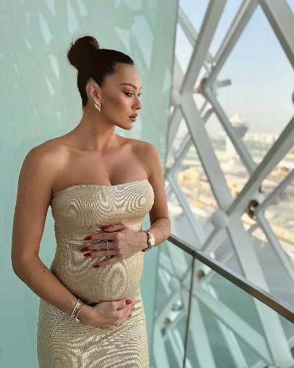 "ZVEZDA, DUŠO" Atraktivna Dora oduševila "delije", izabrala klub za koji navija u Evroligi - razlog je jedan košarkaš