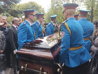 ĆERKA MARIJA SE SLOMILA PORED OČEVOG SANDUKA Najtužnija scena na Novom groblju, general ispraćen na večni počinak