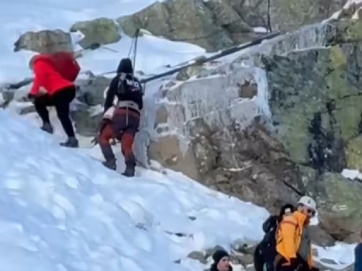 PAR SA BEBOM DOŽIVEO NOĆNU MORU NA PLANINI Krenuli u šetnju, a onda su se zaglavili u mećavi - hladnoća, led i očaj! (VIDEO)