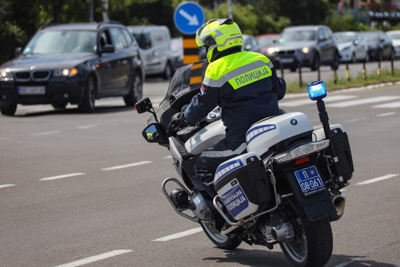 POGLEDAJTE! OVAKO JE PRESRETAČ UHVATIO NASILNOG VOZAČA Divljao motorom 196 km/h - KAMERA SVE SNIMILA! (VIDEO)