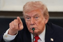 ''VARALI SU I UHVAĆENI SU, OVO JE NAPAD NA AMERIKU''! Tramp besni na Kanadu, ne bira reči