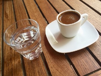 KOD NAS JE NAJNORMALNIJE DA UZ KAFU DOBIJEMO ČAŠU VODE  Ali ona nije za piće kao što svi misle - evo čemu služi!