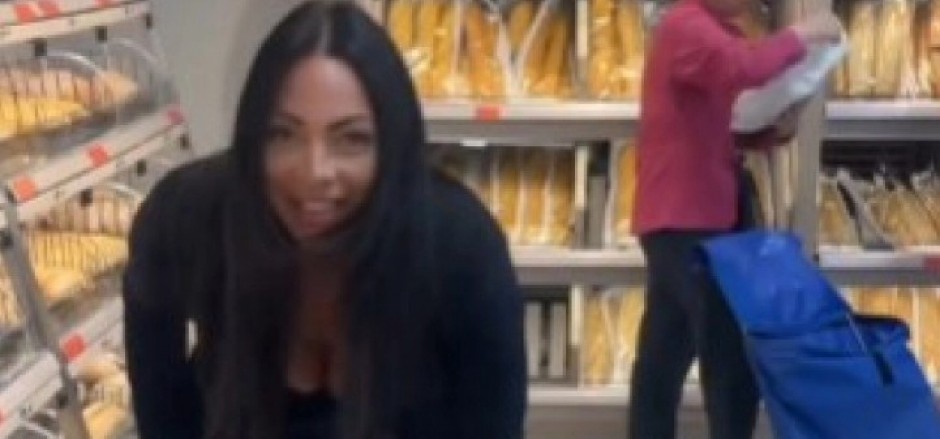 NEVIĐENI SKANDAL U PRODAVNICI Žena ušla u market pa sakrila OVO među hleb - ljudi na mrežama zgroženi (VIDEO)