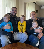 IMA SAMO 5 GODINA, A VEĆ POSTI Veljko Ražnatović odveo sinove na pričest, mali Željko oduševio naciju (FOTO)