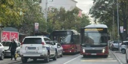 HOROR U BATAJNICI! Devojčica (17) ISPALA IZ AUTOBUSA U POKRETU Povredila glavu, hitno prevezena u Urgentni centar