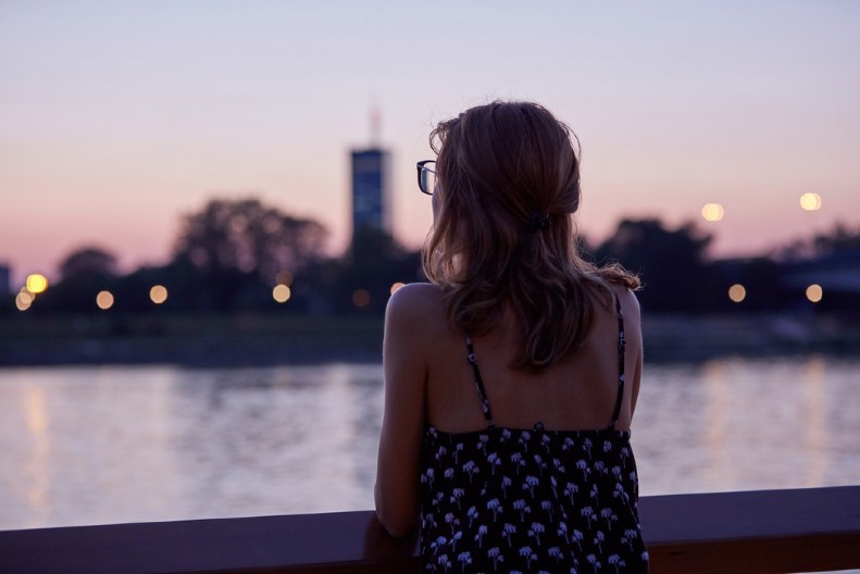 JELENA IZ BEOGRADA PRODALA AJFON ZA 900 €, NIJE ZNALA KAKVA JE AGONIJA ČEKA: Sada traži muškarca sa snimka